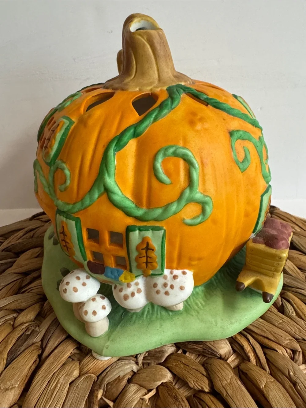 Vintage PartyLite Hand-Painted Ceramic Pumpkin Patch tea light.Orange + Green.